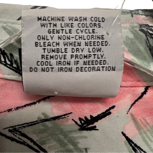 Stranger Things Hopper Woven Button Down Button Down 80’s Shirt Men’s XS NWT - Picture 2 of 5